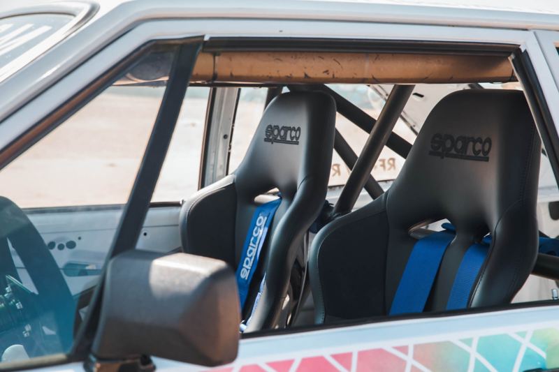 Una mirada al interior del Volkswagen Scirocco 1980 personalizado de Jason Whipple a través de la ventana del lado del conductor.