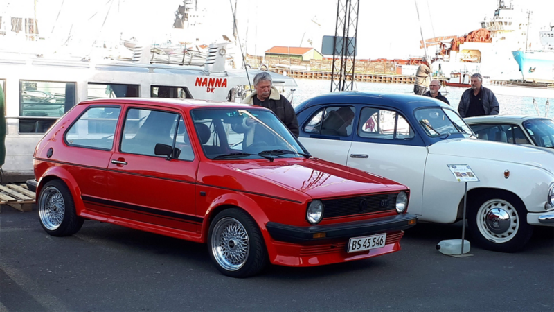 En rød golf gti står til et veteran bil træf