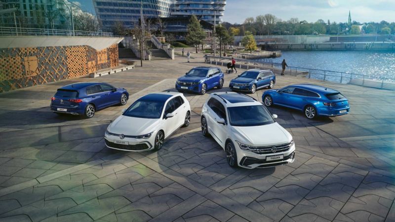 Mehrere Volkswagen Modelle stehen nebeneinander