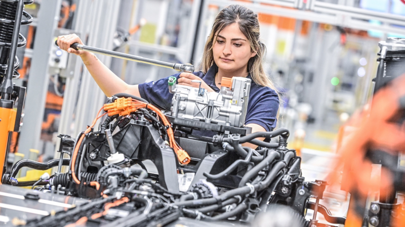 Die Werkmeisterin baut den Motor zusammen.