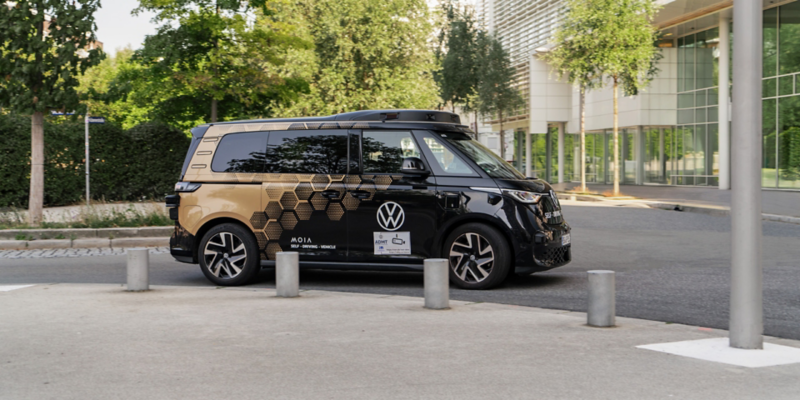 Autonomously driven ID. Buzz drives in the city.
