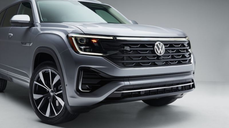 The front grille and illuminated VW logo of the 2024 Atlas.