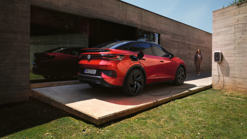Roter VW ID.5 GTX an eine Wand montierte VW Wallbox angeschlossen