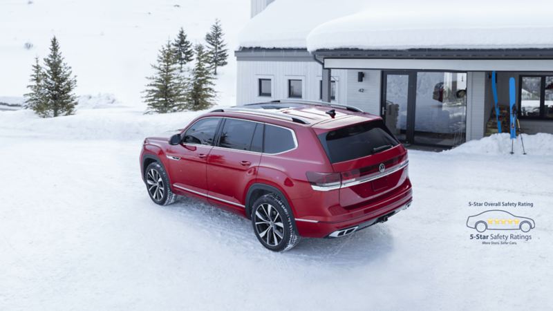 Le Volkswagen Atlas 2024 rouge roulant sur une route couverte de neige