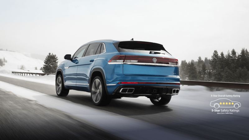 Le Volkswagen Cross Sport 2024 bleu circulant sur l’autoroute en hiver
