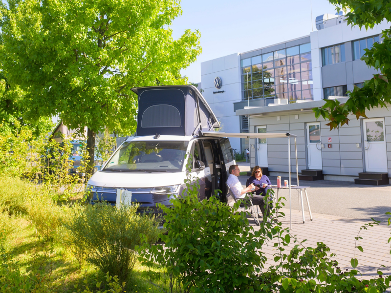 Ein VW California parkt in der California Camping Area am Kunden Center in Hannover.