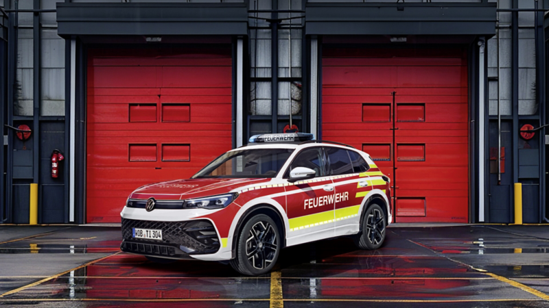 Der Tiguan als Feuerwehr-Kommandowagen steht vor einer Feuerwache