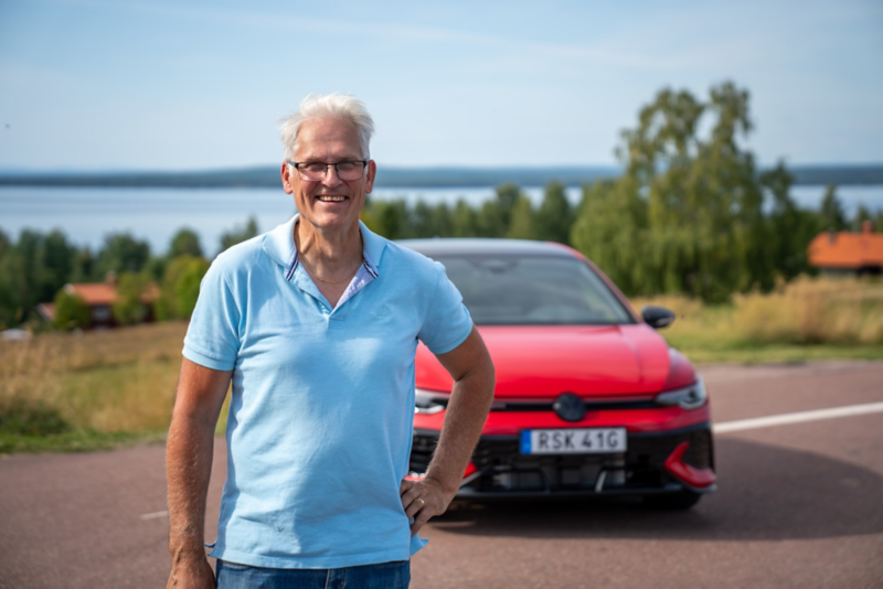 Hans i bakgrunden och en röd Golf GTI i bakgrunden.