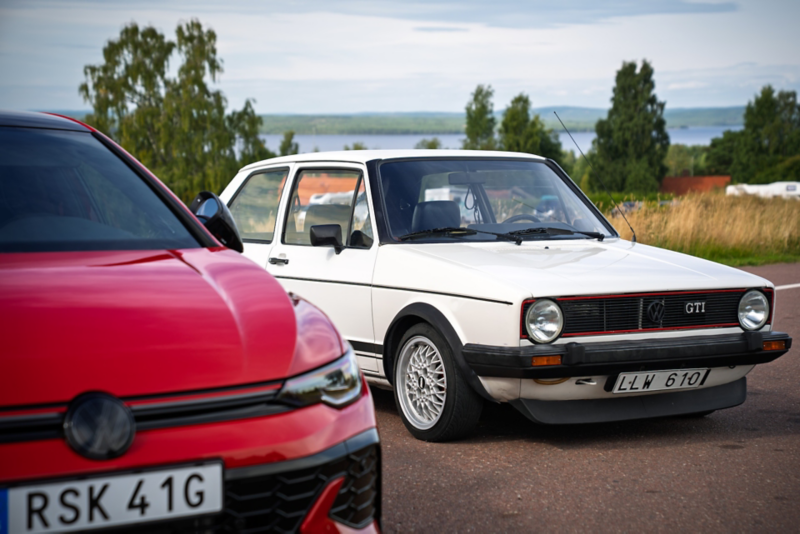 Två Golf GTI i olika årsmodeller står bredvid varandra.