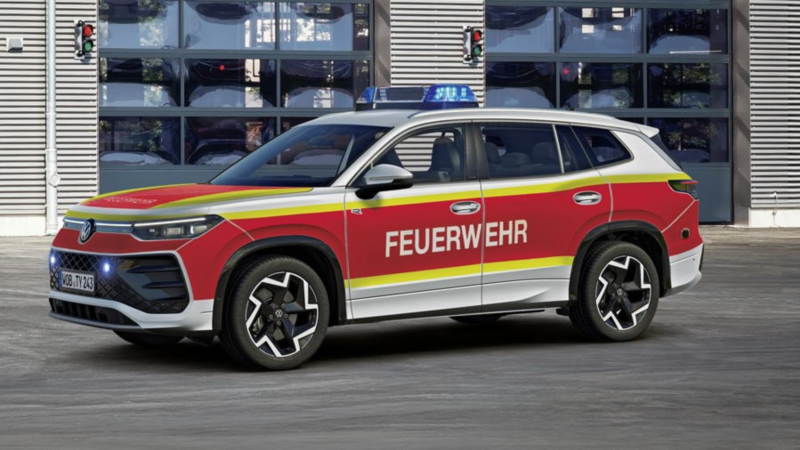 Ein VW Tayron als Feuerwehrfahrzeug mit der Aufschrift ‚FEUERWEHR‘