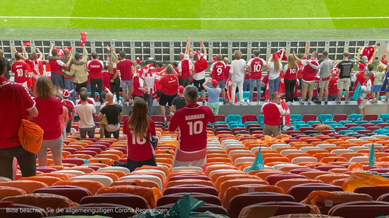 Fans auf Tribühne