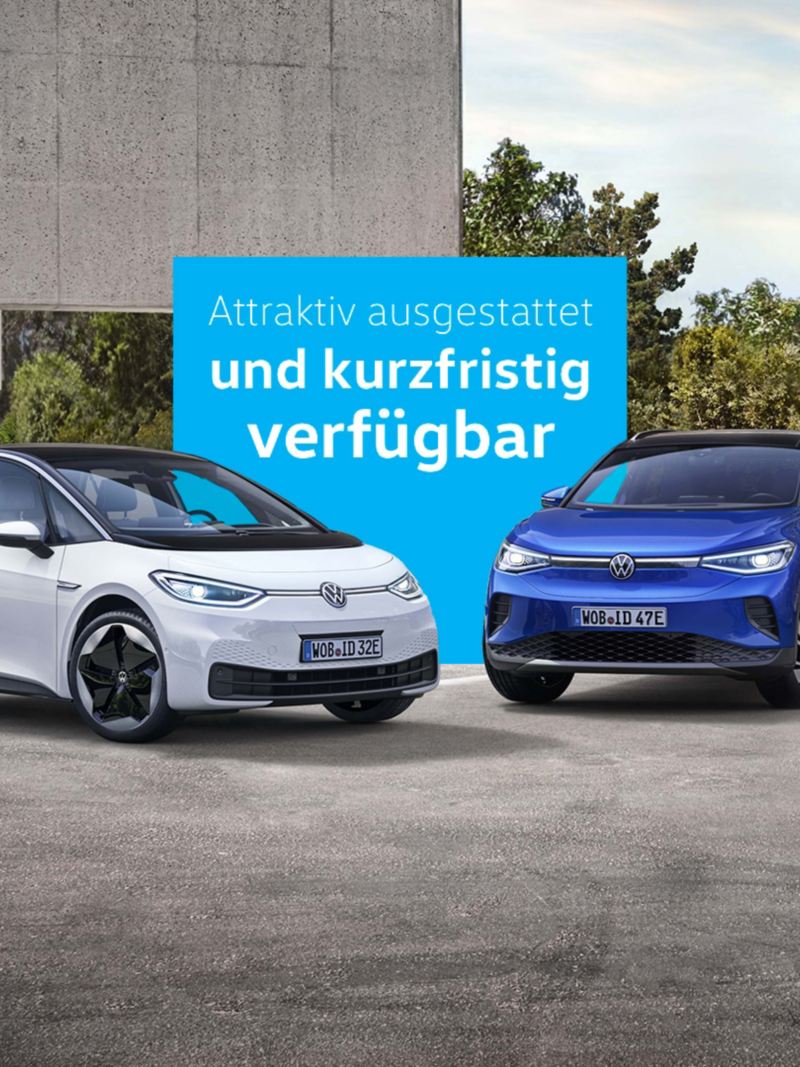 VW ID.3 und ID.4 in Weiß  und blau stehen vor eine Betongebäude. Im Hintergrund ist ein Wald zu erkennen.