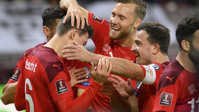 Die Schweizer Fussball Nationalmannschaft jubelt nach einem Tor