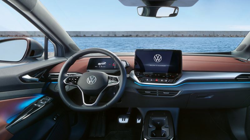 Tableau de bord numérique de la VW ID.5, vue sur le volant et l’écran tactile, sur l’écran on voit l’In-Car Shop.