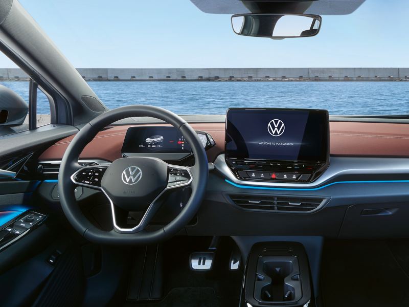 Interior digitalizado del Volkswagen ID.5, con vista del volante y la pantalla táctil.