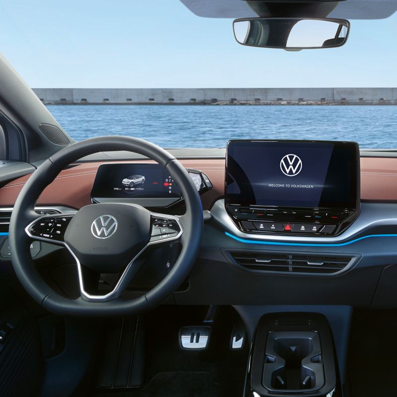 Interior digitalizado del Volkswagen ID.5, con vista del volante y la pantalla táctil.