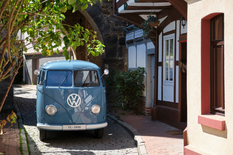 Volkswagen Bulli w uliczce