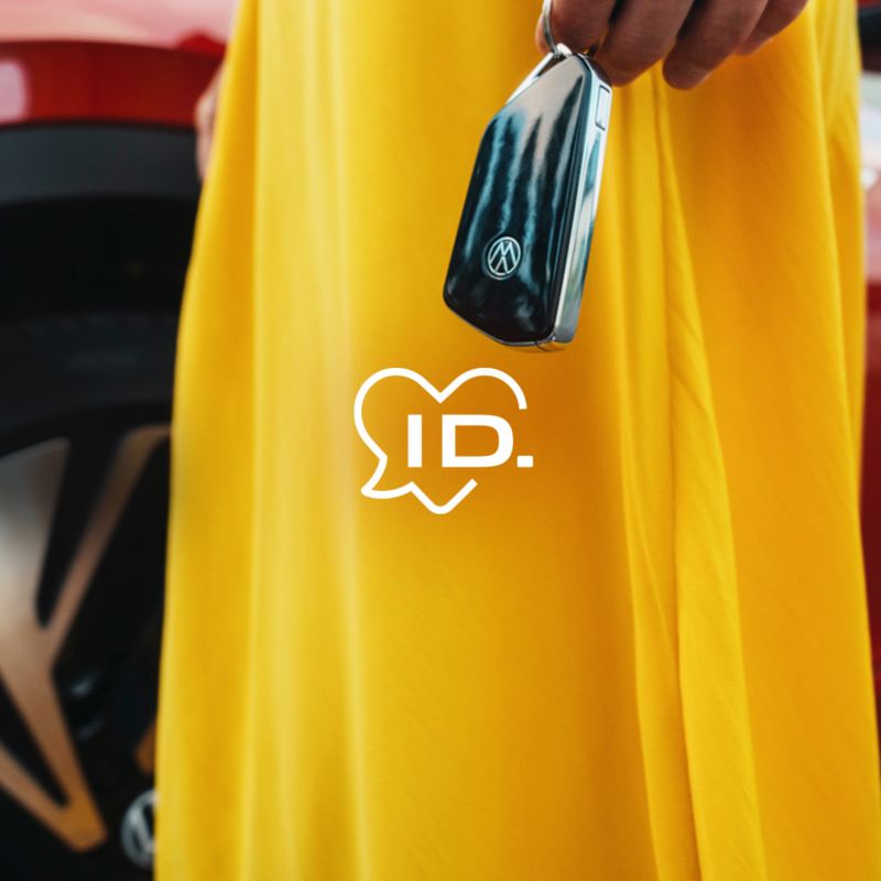 Frau mit gelben Kleid und einem Autoschlüssel