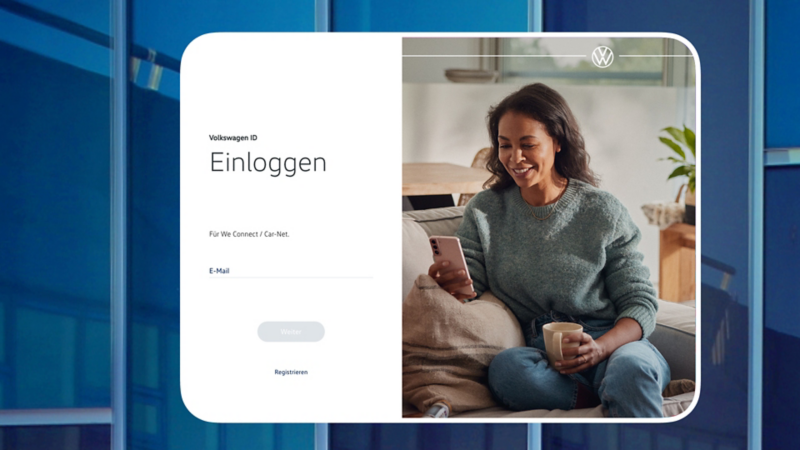 Splitscreen des Login-Bereichs von myVolkswagen. Neben der Loginmaske sitzt eine Person auf dem Sofa und schaut lächelnd auf ein Mobiltelefon.