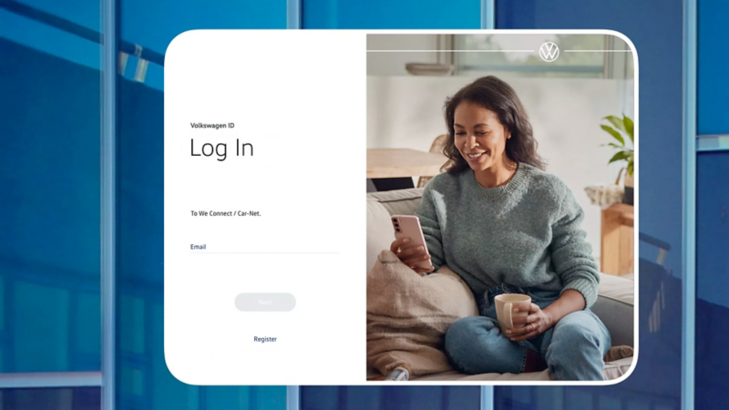 myVolkswageni sisselogimisala jaotatud ekraan Sisselogimismaski kõrval istub inimene diivanil ja vaatab naeratades mobiiltelefoni.