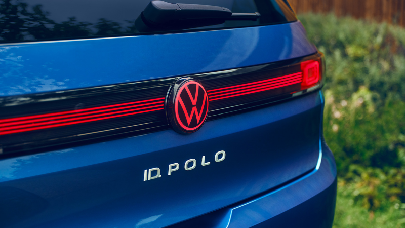 LED-Rückleuchten mit beleuchtetem Volkswagen Logo eines blauen VW ID. Polo Style.