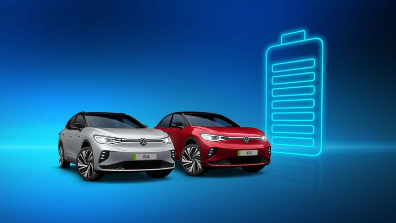 A Volkswagen ID.4 and ID.5 on a blue background beside a light up battery.