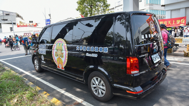 珍珠黑色T6.1 Caravelle 車身上有"大甲媽祖車隊"的字樣貼紙