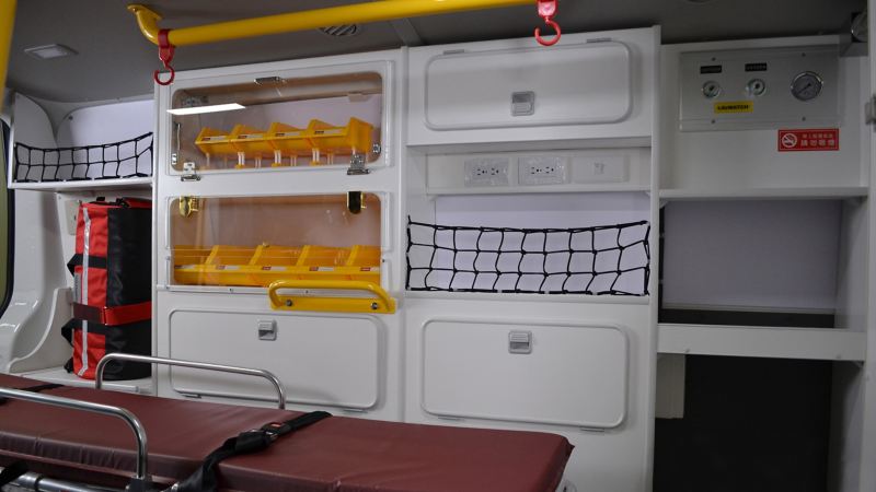 側面看進救護車內的擔架和其他急救設備