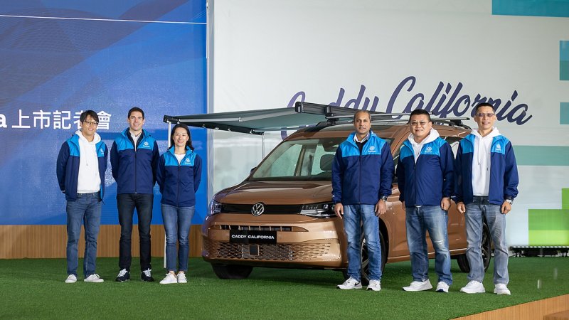 今日（3/28）「加州輕行旅」全新Caddy California正式上市，更代表著完成Caddy車系的最後一塊拼圖，給予車宿玩家新的原廠露營車選擇。（圖左至右：福斯商旅 全球售後服務總監 David Garcia、台灣福斯商旅總裁 Julia Wu　巫詩棻、福斯商旅 售後服務國際市場總監 Karthik Ramesh）