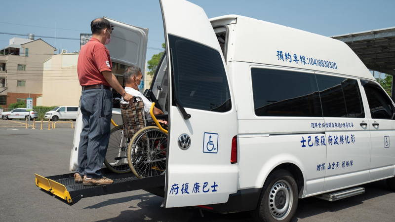 福斯商旅高頂Kombi福祉車，因為高頂的設計，升降機容許照顧者不需彎腰就可輕鬆進入車室內，同時兼顧堅固、安全與舒適。