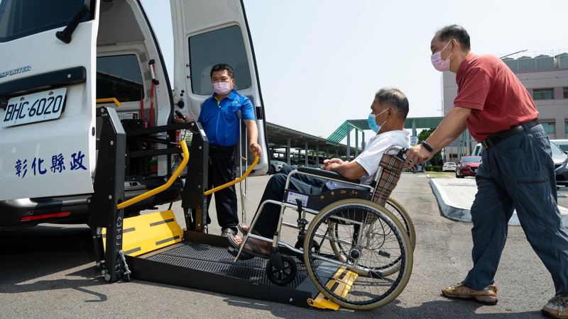 配備升降機的高頂Kombi福祉車，坐在輪椅上就能輕鬆上下車，不需彎腰又屈身，相當符合身障者與陪同者的使用需求。