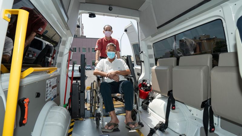 高頂Kombi福祉車對於使用輪椅輔具的受照顧者，都能提供寬敞舒適的乘坐空間。