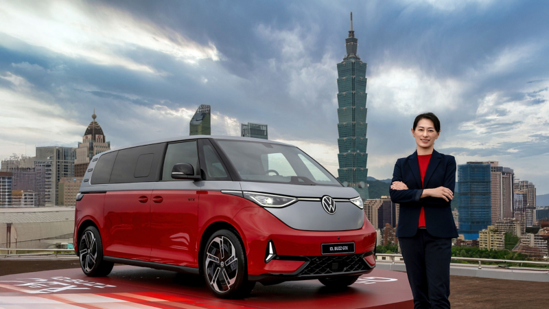 全新ID. Buzz GTX 撼動上市，首創國內車壇閃電現身高空停機坪，開啟“7人電跑旅 未來進行式”的性能篇章，彰顯其不凡運動血統與新世代純電動能科技的完美結合。(圖為台灣福斯商旅總裁 巫詩棻)