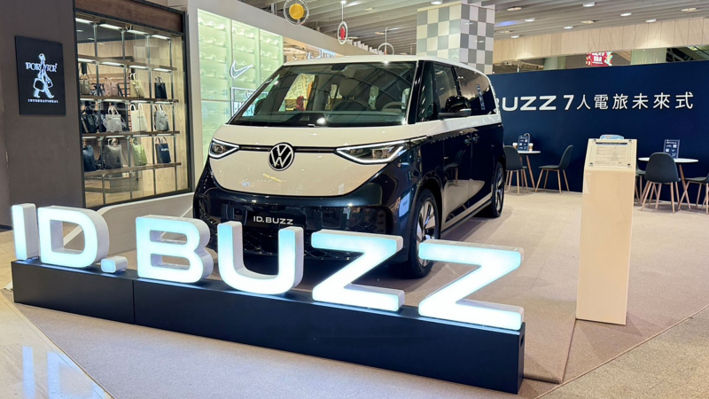 為讓更多消費者能夠近距離體驗全新 ID. Buzz7人座電旅，台灣福斯商旅特別打造「ID. Buzz台北大直美麗華概念店」，即日起將同步進駐大直精華商圈快閃放電，歡迎您與心愛的家人闔家蒞臨賞車。