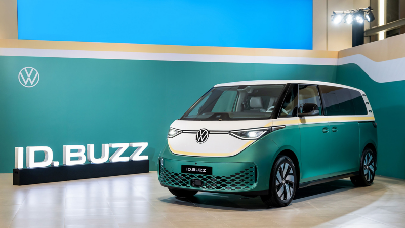 台灣福斯商旅於今日隆重宣布：品牌旗下七人電旅未來式 — ID. Buzz 車系，新增全新六座版車型，即日起正式上市，建議售價方面單色車款 NT$ 239.8萬元，雙色車款上市優惠價 NT$ 248.6萬元。