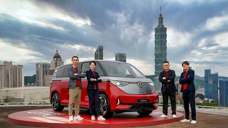 福斯商旅 7人電旅未來式－全新 ID. Buzz GTX 即日起正式上市，建議售價單色車款為NT$ 269.8萬元，雙色車身塗裝（建議售價158,000元）將升級給10月底前交車之車主，無需額外加價，同時滿足喜愛動感色系或低調質感的消費客群。(圖左至右：台灣福斯商旅售後服務處長 林黎烈、台灣福斯商旅總裁 巫詩棻、台灣福斯商旅銷售處長 陳顯隆、台灣福斯商旅行銷處長 丁維翰)