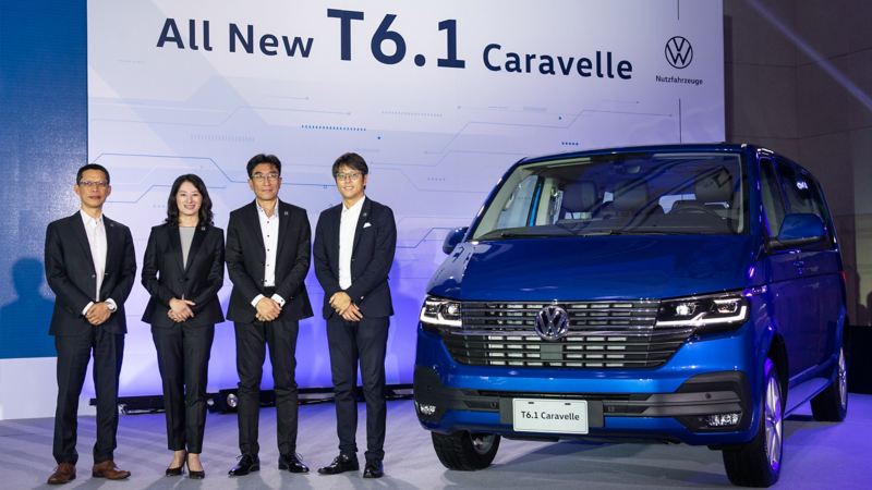 台灣福斯商旅總裁和台灣福斯銷售處長們一起和星空藍色的T6.1 Caravelle合照