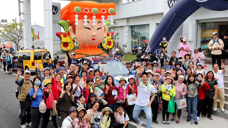 福斯商旅暨經銷商夥伴攜手同心大甲媽祖，出動全新 Amarok 擔任Q版大甲媽祖巡禮專屬座駕，並同步邀請超過近百位的阿嬷信眾逗陣來朝聖、齊聲說OK。
