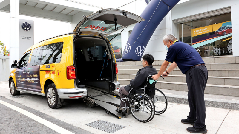 福斯商旅為體恤行動不便的媽祖信眾，免費提供Caddy Maxi福祉車接駁服務，以實際行動陪伴無數虔誠信眾走完每一趟遶境路程。
