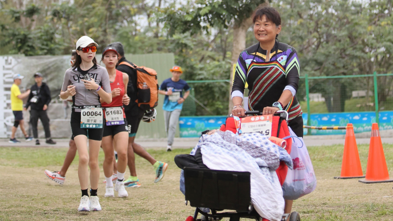 「小比媽媽」母子的冒險足跡已遍布全台各地的大山大海，今年持續挑戰三鐵賽事