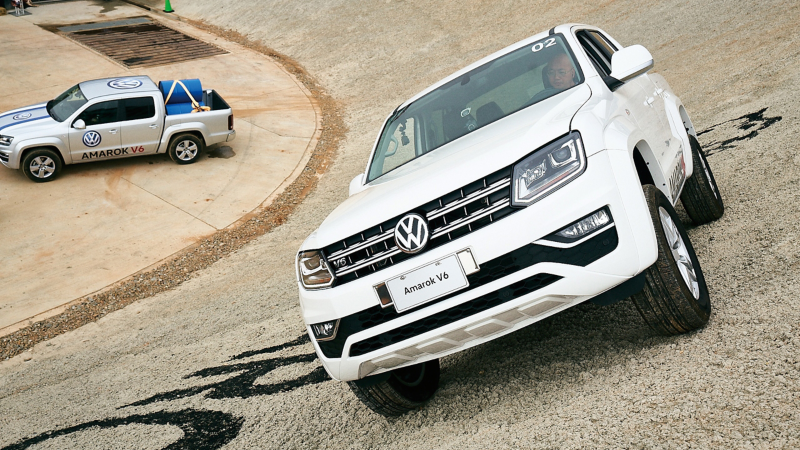 香草白色Amarok V6開在環狀鈄坡上