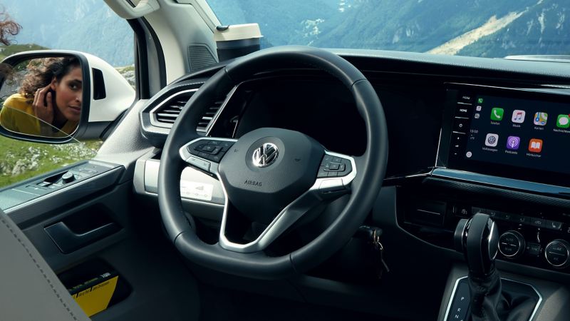 從第二排往駕駛座位拍攝的照片，畫面中有與轎車同等級的三幅式多功能MQB方向盤及數位化儀表板