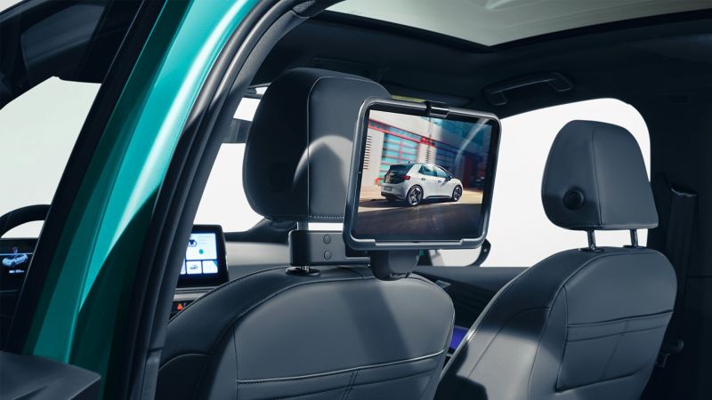 10.1吋的平板電腦固定架安裝在駕駛座頭枕後方，平板電腦裝上後不超過頭枕高度