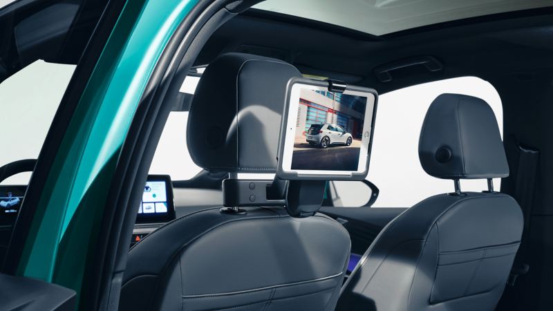 iPad Mini專用平板電腦固定架，安裝在駕駛座頭枕後方，平板電腦裝上後不超過頭枕高度
