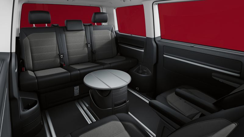 Multivan有寬敞的車內空間，乘客艙第二排座椅為獨立可旋轉的座椅設計，有多段前後滑移功能，搭配多功能摺疊桌，滿足您不同的需求
