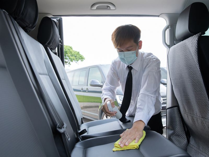 在洪老闆的堅持下，從司機服裝、清潔都有固定程序，就 是為了給乘車者最優質舒適的服務。