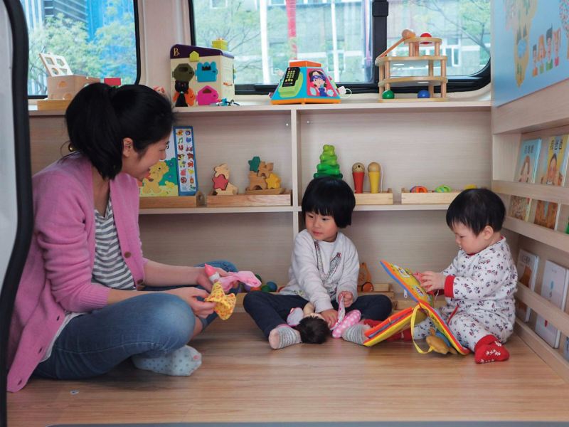 台灣玩具圖書館協會將福斯商旅 Crafter  內裝改造為玩具空間， 孩子們可以在車內盡情玩樂。