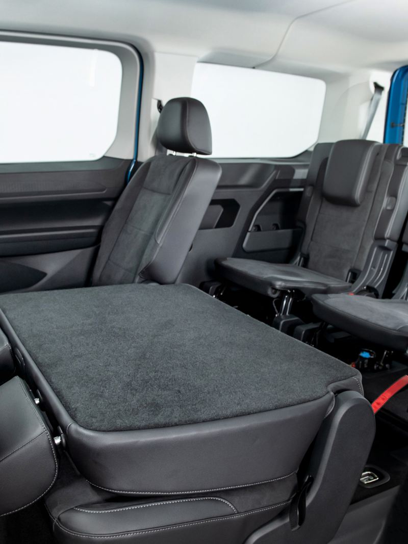 全新Caddy Maxi車室座艙整合許多便利的大型儲物空間設計、配置同級唯一第二、三排座椅車頂出風口、提供可彈性多變調整的輕量化座椅，全面提升乘坐舒適度，創造家人的幸福旅程。