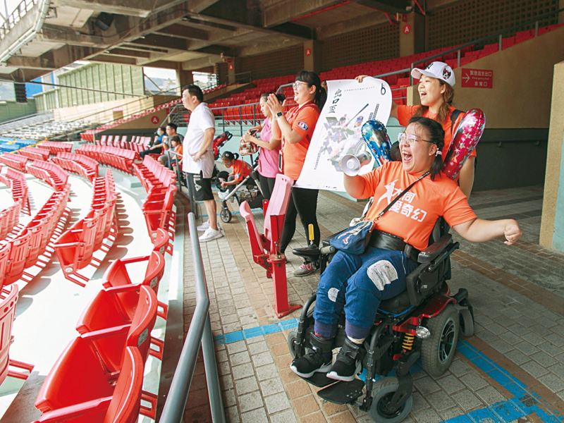 芷妤和郭素雯媽媽懿起在天母棒球場開心地為教練的比賽加油打氣
