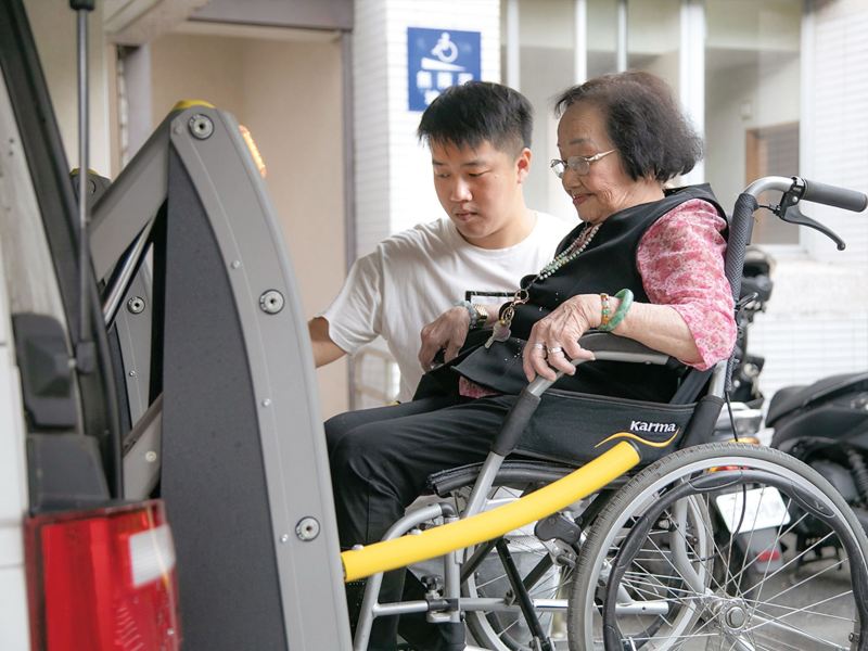T6 Caravelle IPC搭載電動升降套件，方便有搭乘輪椅需求的長輩更加便利
